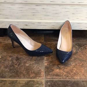 Loslandifen pointy toe blue reptile skin heels